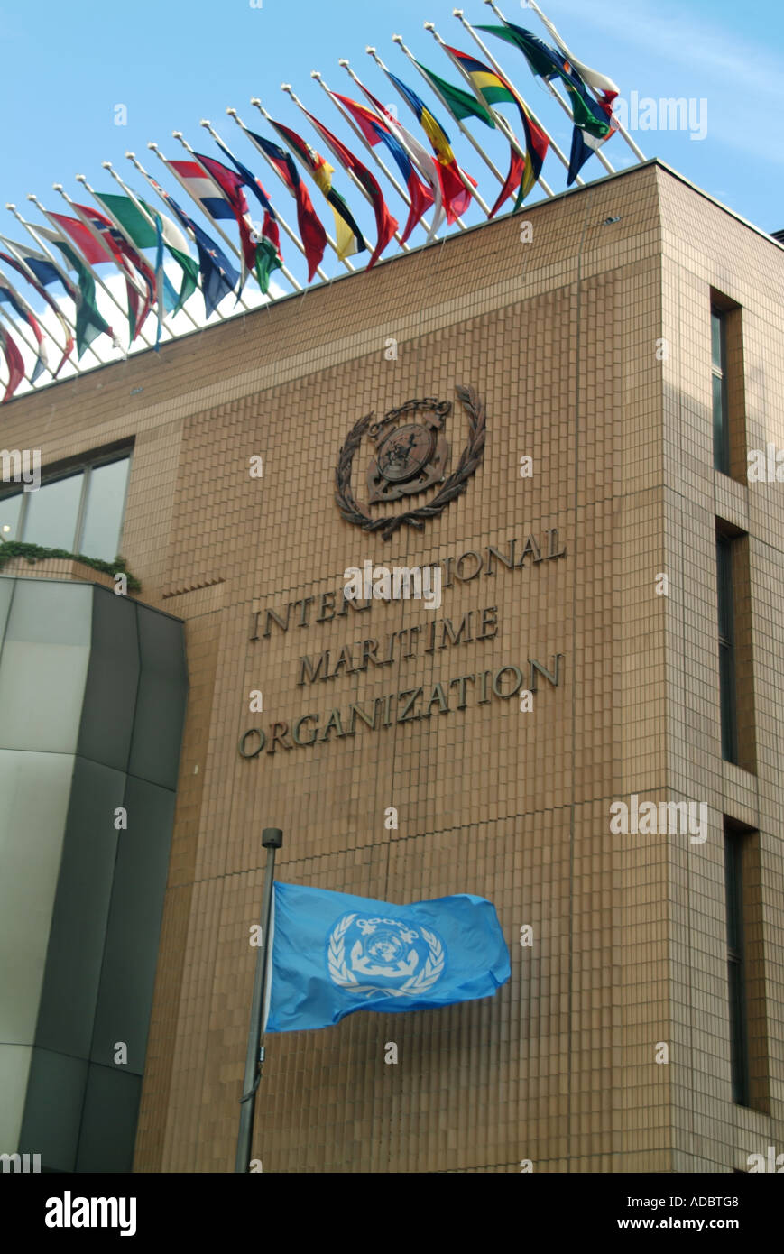 International Maritime Organisation IMO-Hauptquartier, die spezialisierte Agentur der Vereinten Nationen mit der UN und anderen Flags Lambeth London England Großbritannien Stockfoto