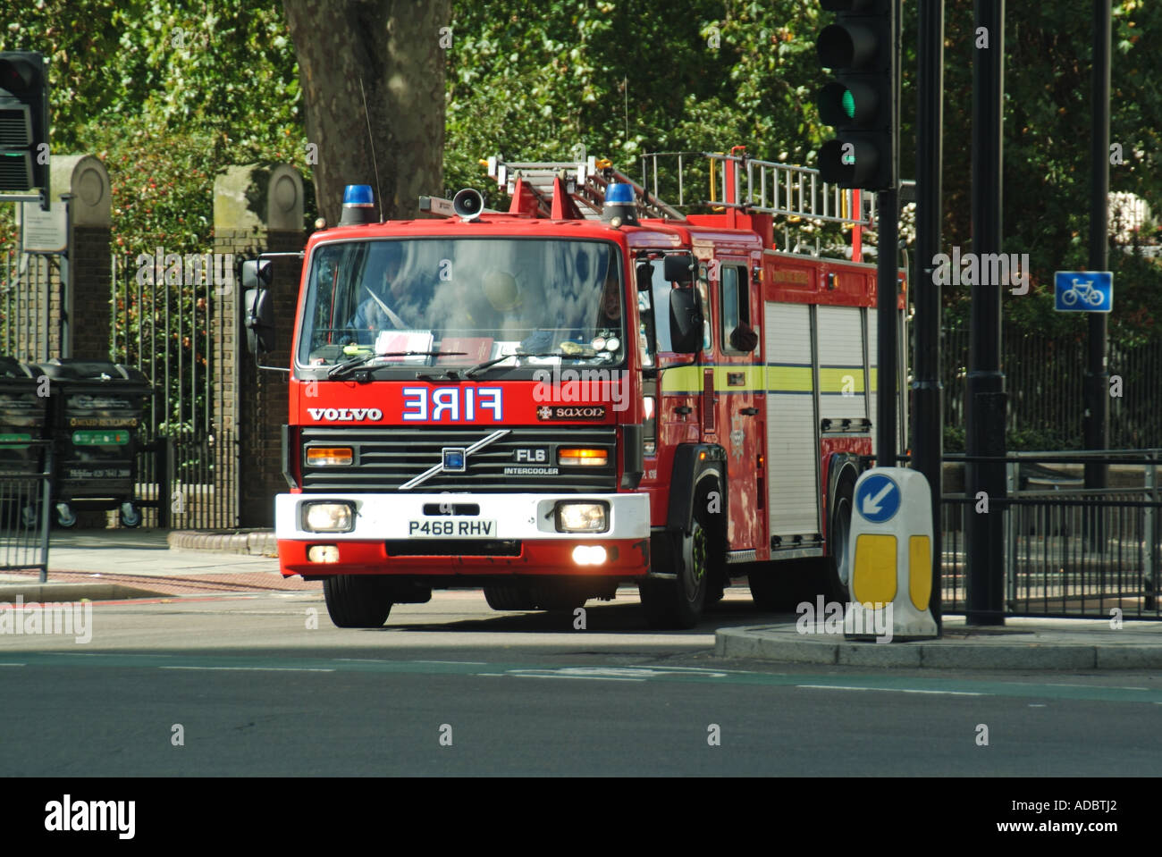 London Fire Brigade Volvo Feuerwehrmotor & Crew auf Notruf fahren falsche Seite der Straße, um die Vauxhall Bridge Ampel Kreuzung England GB überqueren Stockfoto