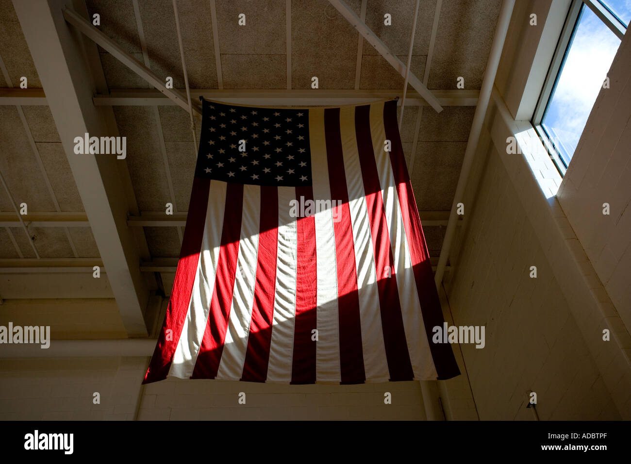 Eine amerikanische Flagge hängt in einer Schule-Gynasium Stockfoto
