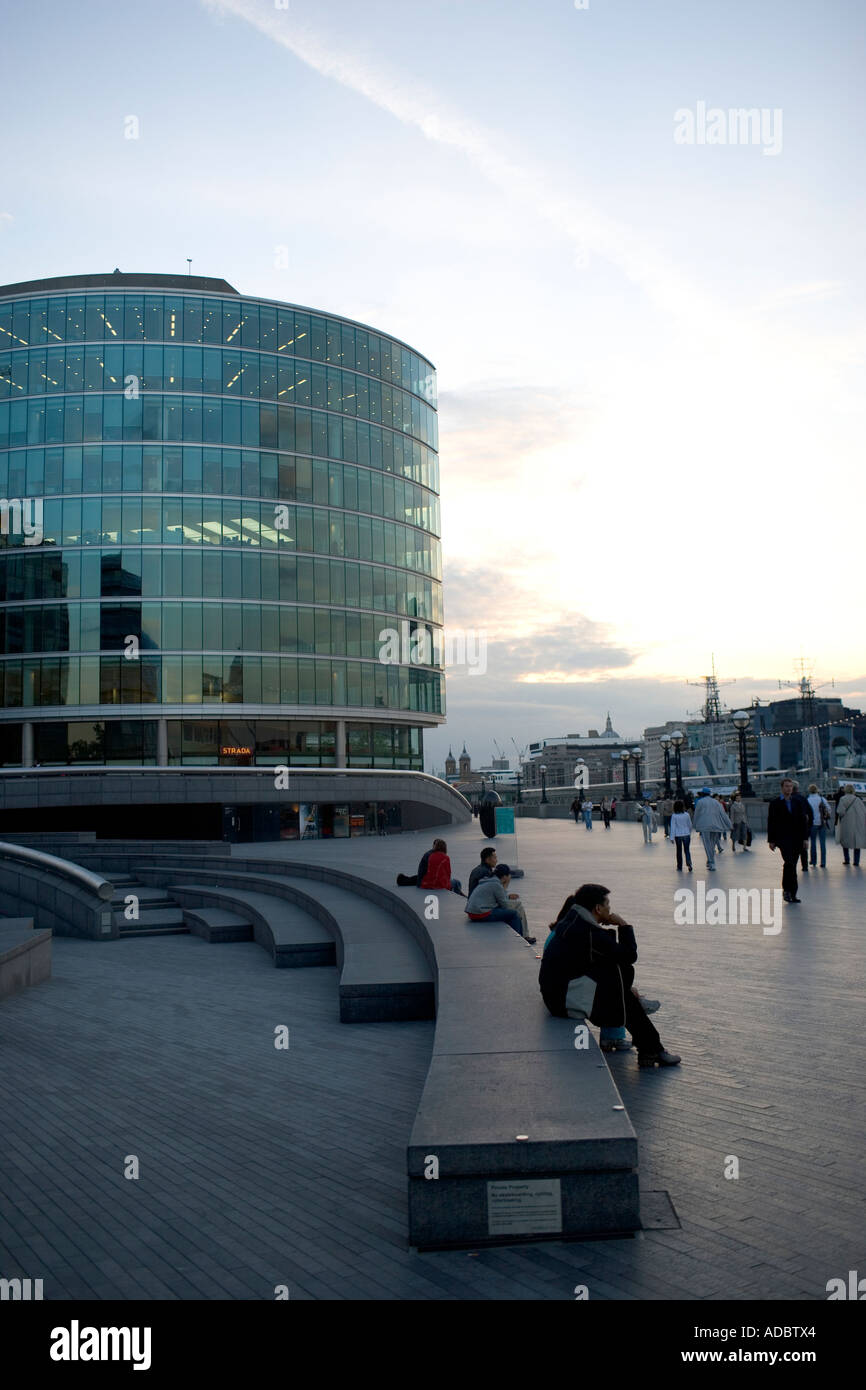 London City Hall und Riverwalk entlang des Flusses Themse UK Stockfoto