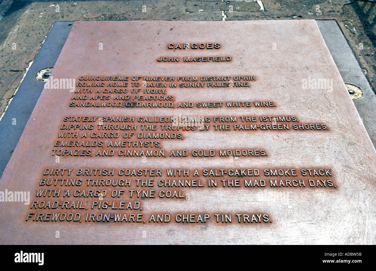 Gusseisen Plaque von John Masefield Gedicht Ladungen in den Hafen von regenerierten Cardiff Bay eingelassen Stockfoto