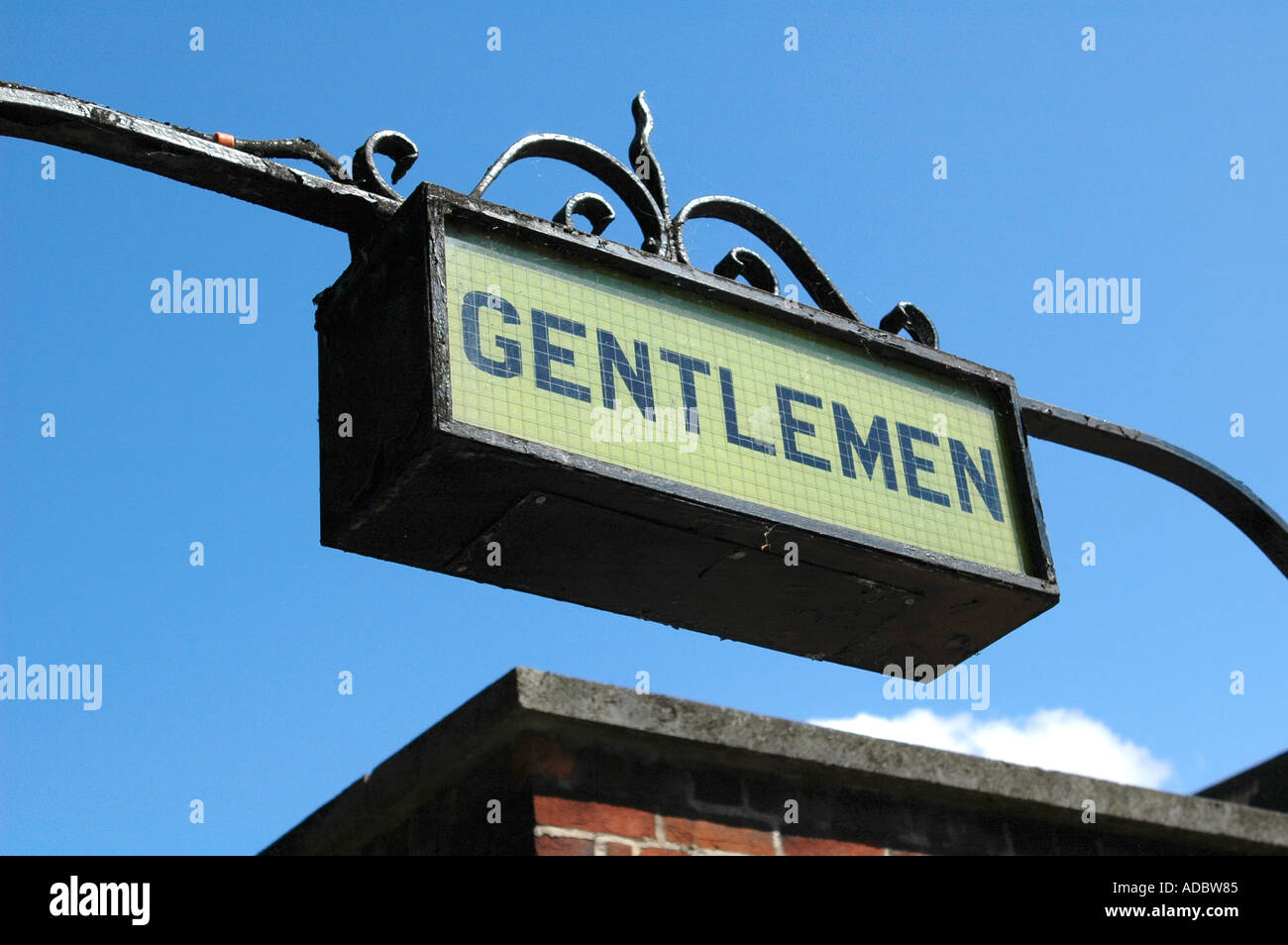 Gents traditionelle öffentliche Toilette WC Schild London England Stockfoto