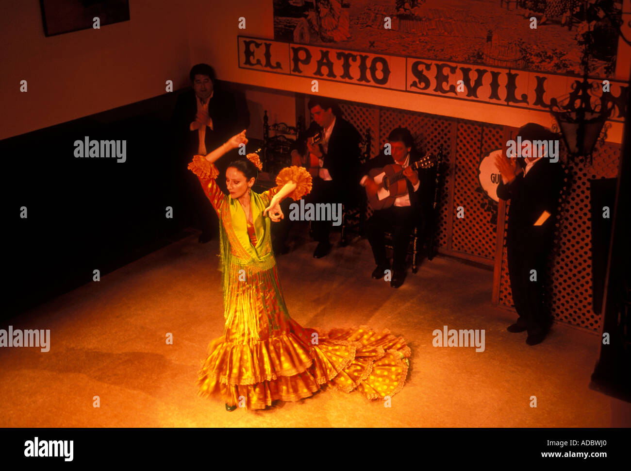 Erwachsene Frau, Flamenco-Tänzerin, El Patio Sevillano, Sevilla, Provinz Sevilla, Spanien Stockfoto