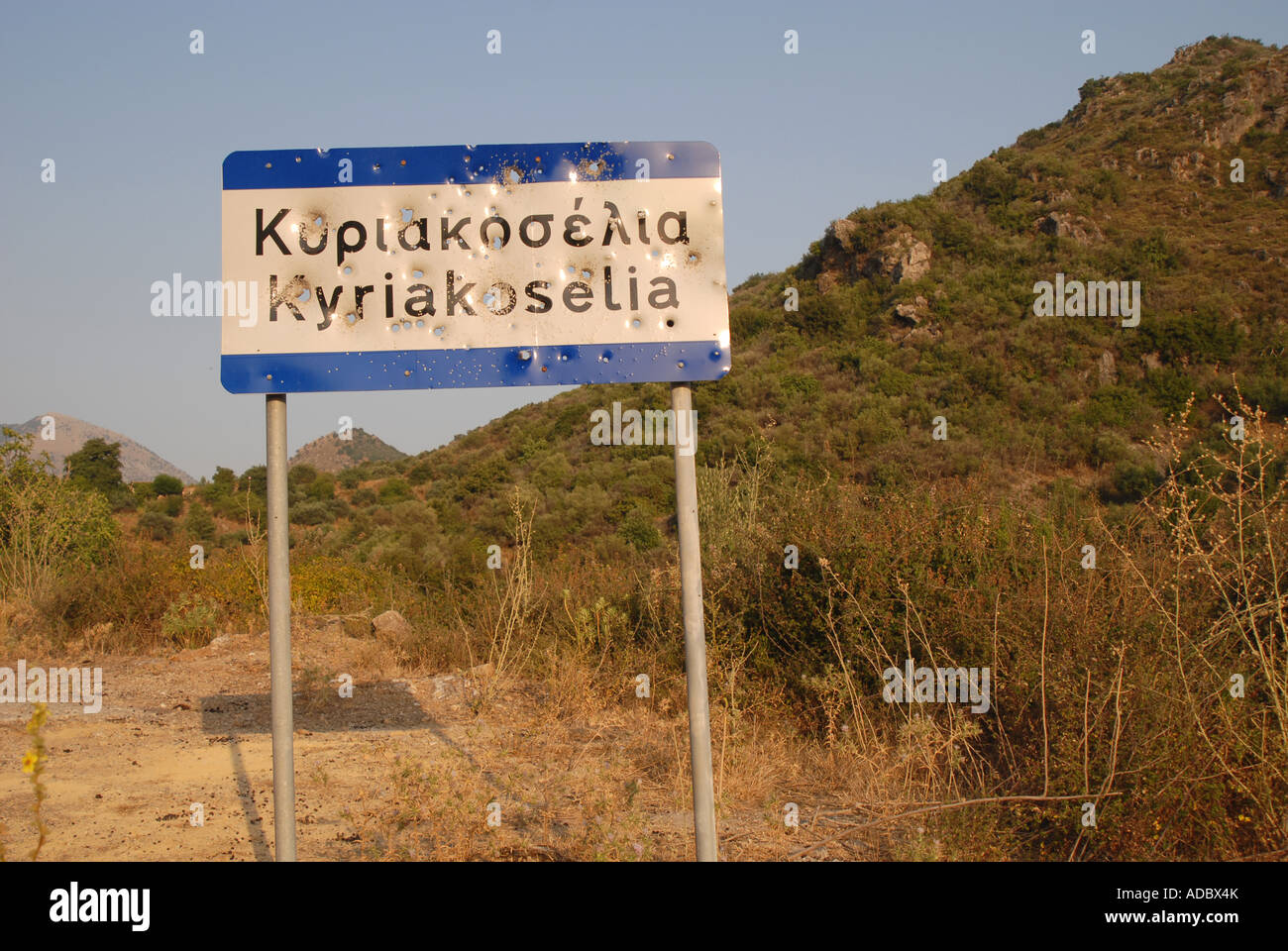 Kreta Ortstafel mit Einschusslöchern Stockfoto