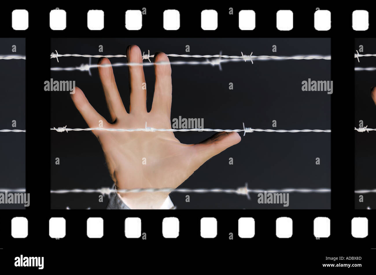 Blick auf den Strip konzeptueller Film von Hand Griff nach Stacheldraht im Gefängnis Palisaden Stockfoto