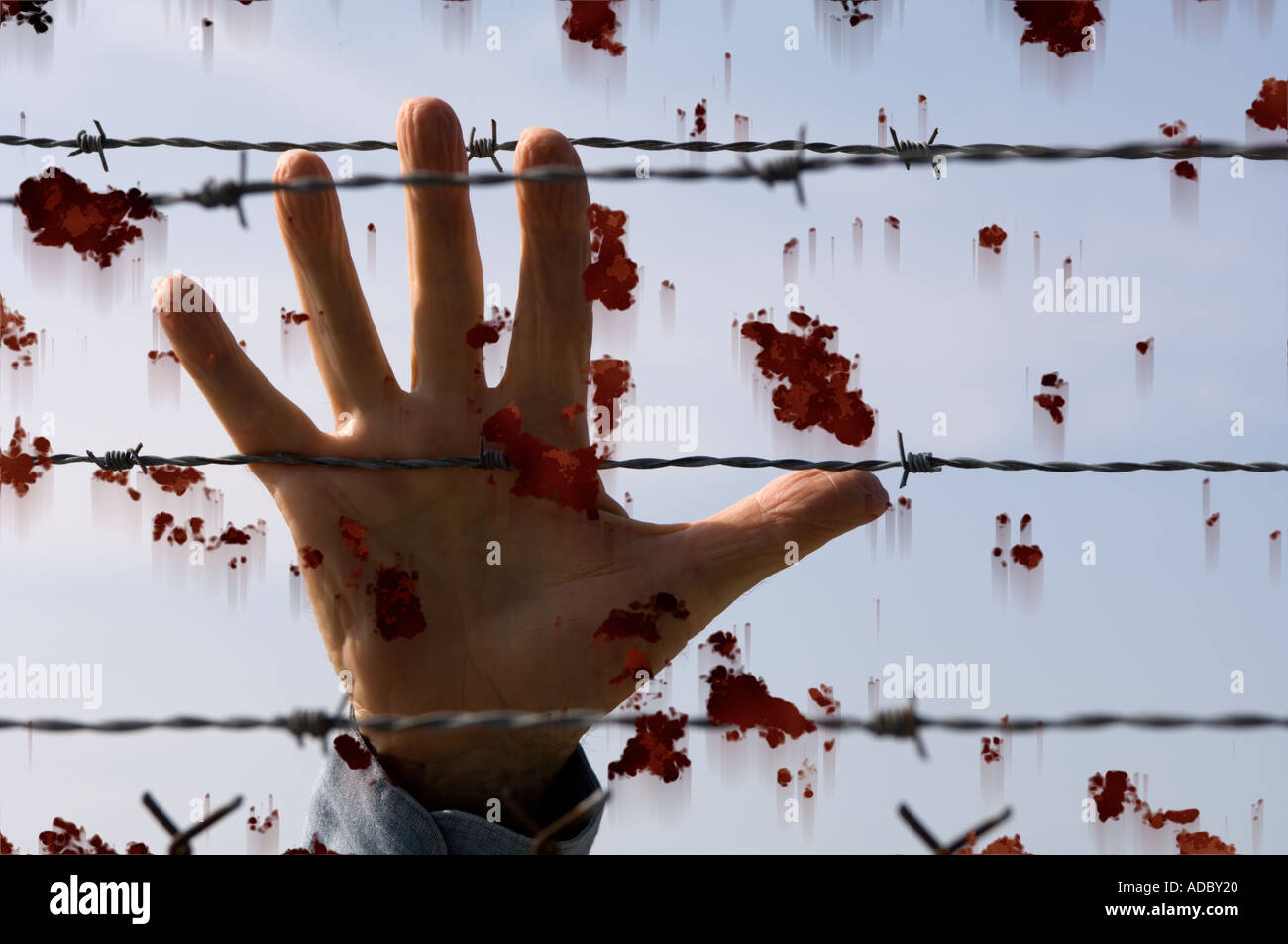 Hand Griff nach Stacheldraht im Gefängnis Palisaden Konzept Stockfoto