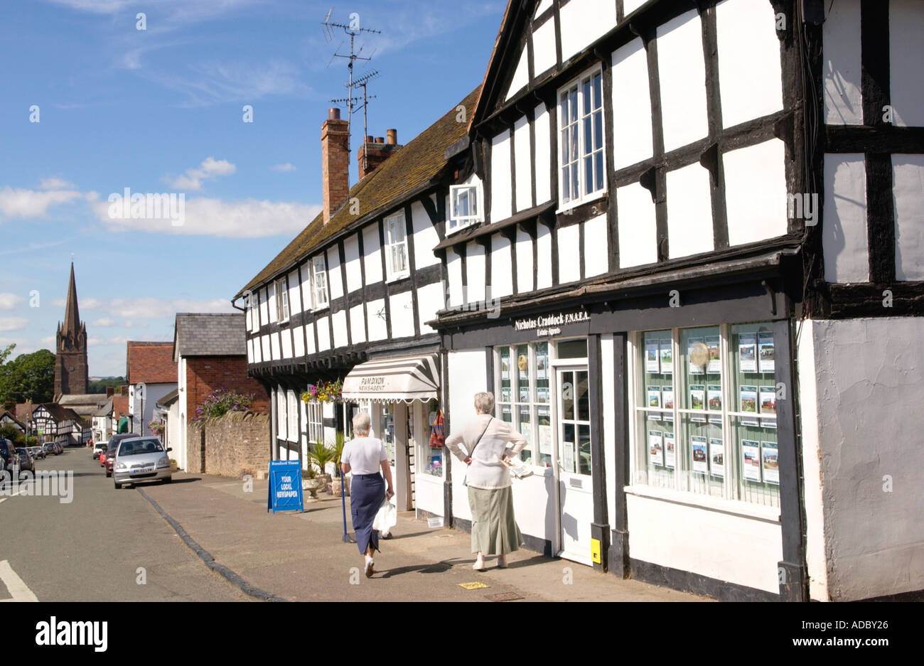 Reihe von Holz Rahmen Geschäften im Marktplatz Weobley Herefordshire England UK Stockfoto