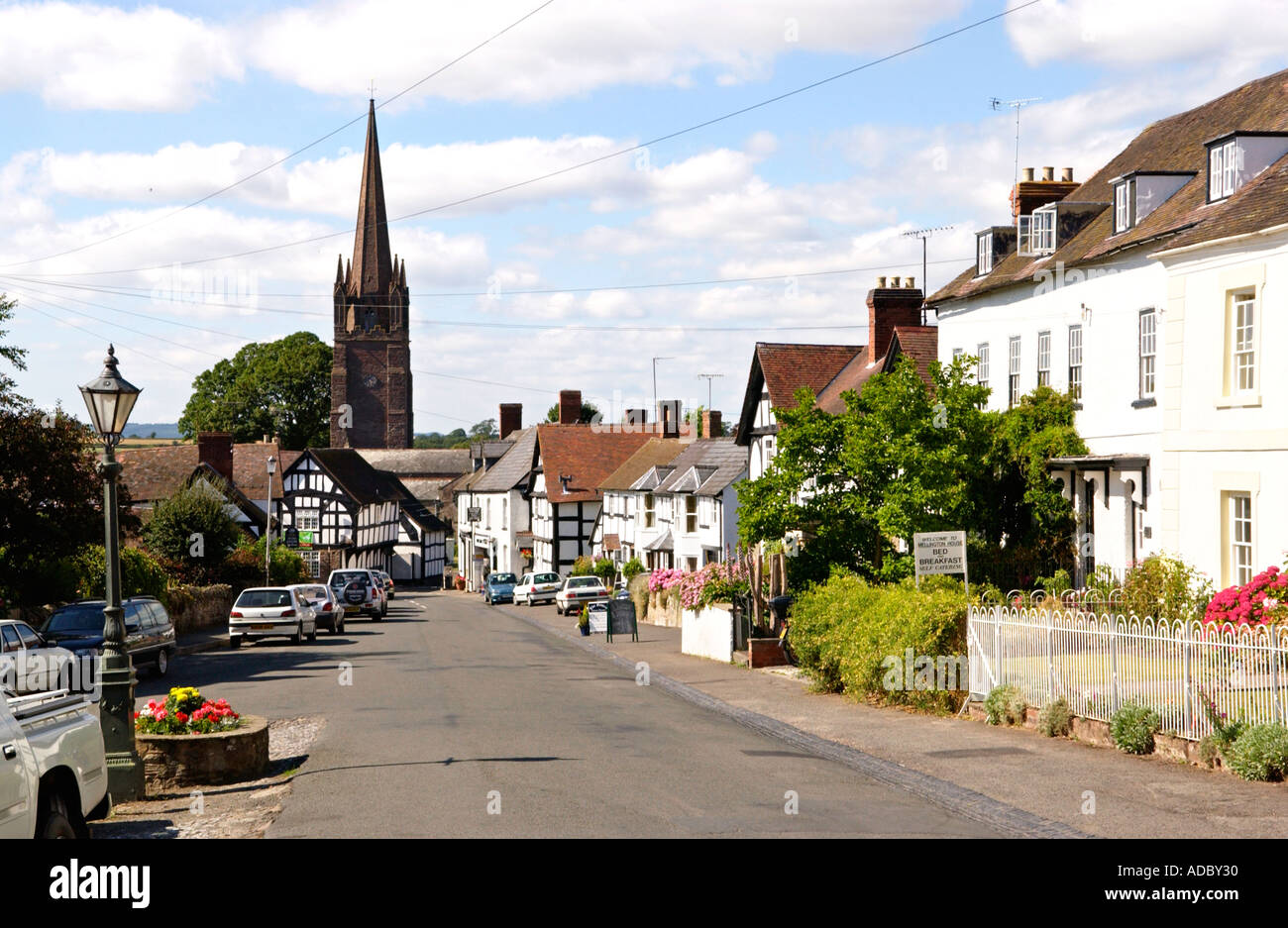 Englisches Dorf - Weobley Herefordshire England UK Blick hinunter Broad Street in Richtung der Kirche mit Turm Stockfoto