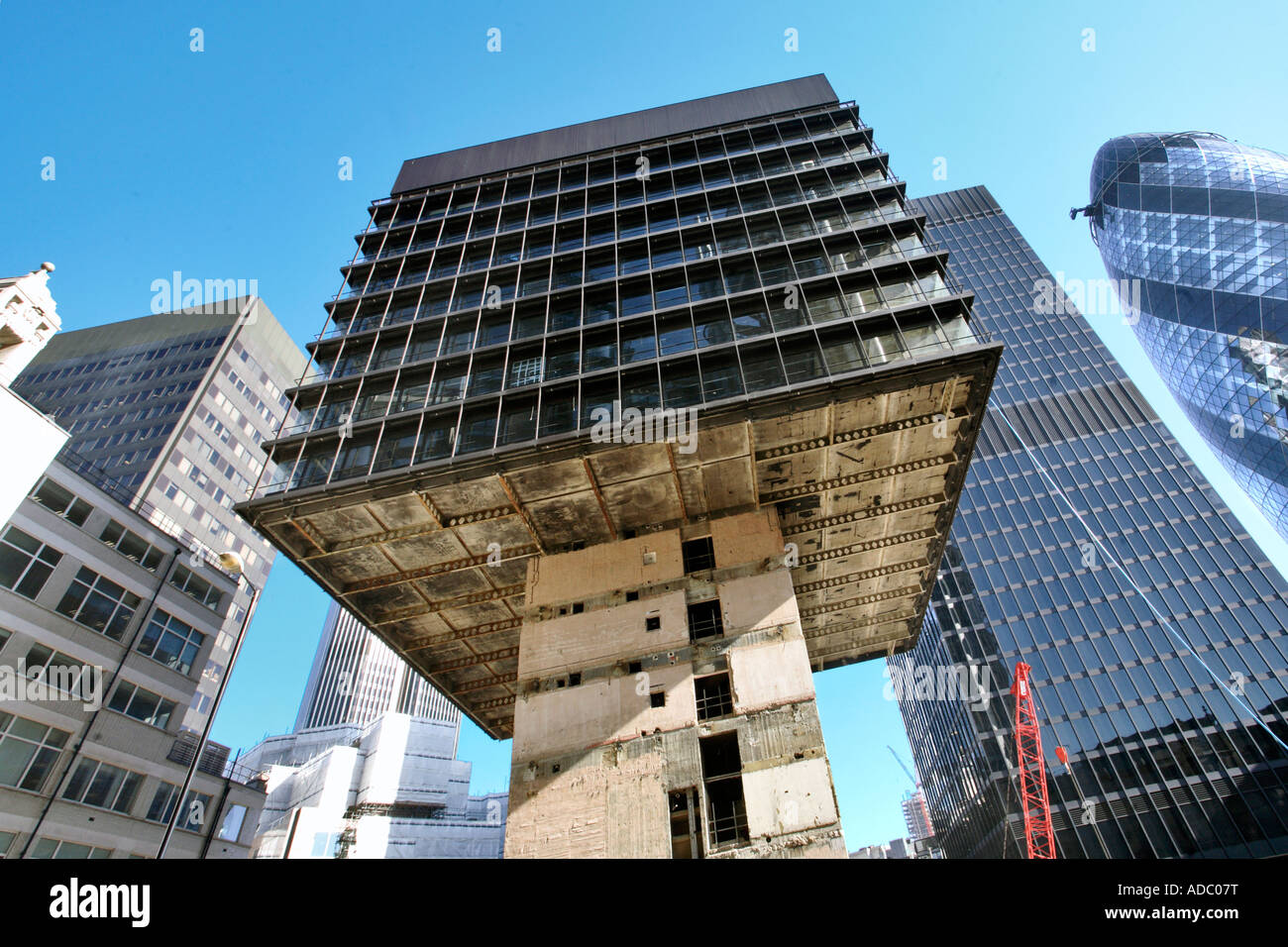 ein Gebäude ist in der Londoner City gegenüber dem Lloyds-Gebäude abgerissen. Stockfoto