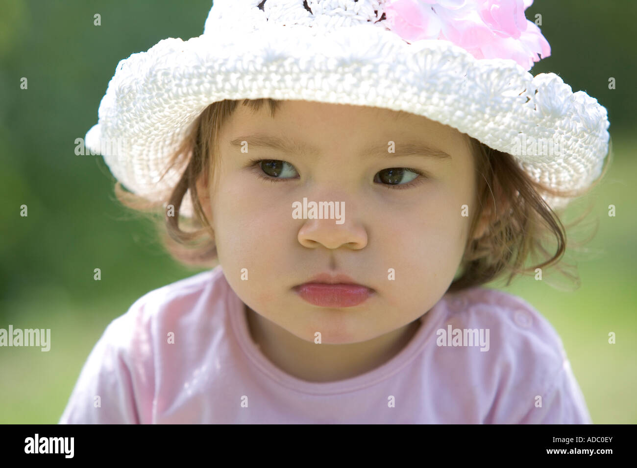 Porträt eines böse kleine Mädchen mit Hut Stockfoto