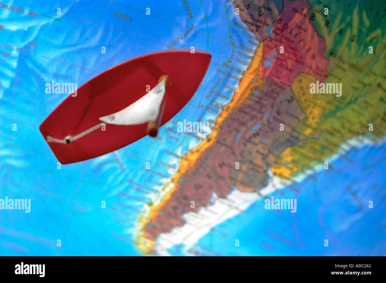 Boot auf einem Globus Stockfoto