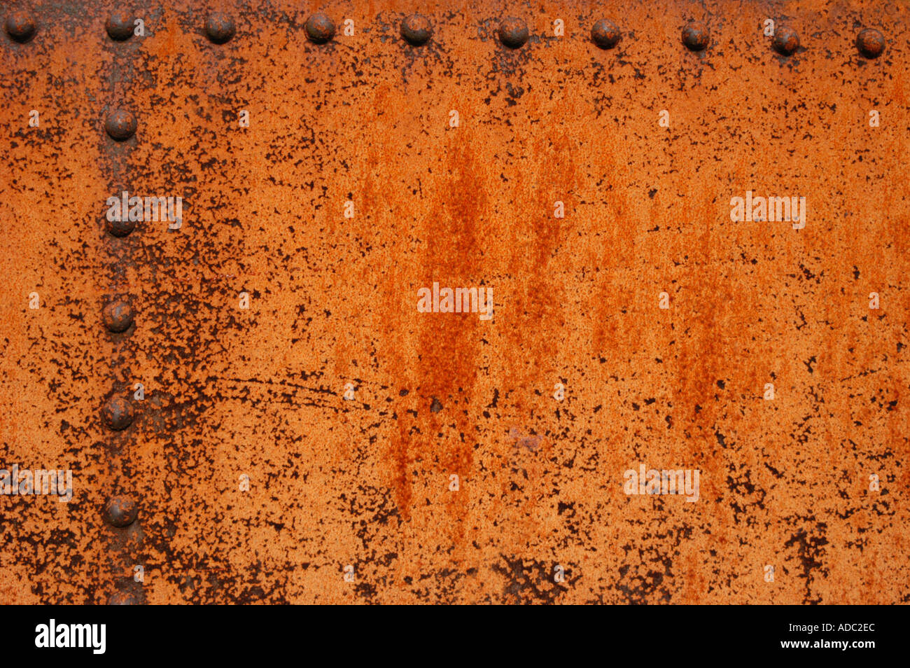 Rostige Schrauben Köpfe auf eiserne Brücke Stockfoto