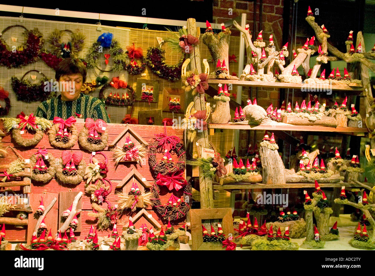 Weihnachtsmarkt an der Wanha Satama Gebäudedekorationen Stroh Urlaub Europa Finnland Helsinki Damen s Stockfoto