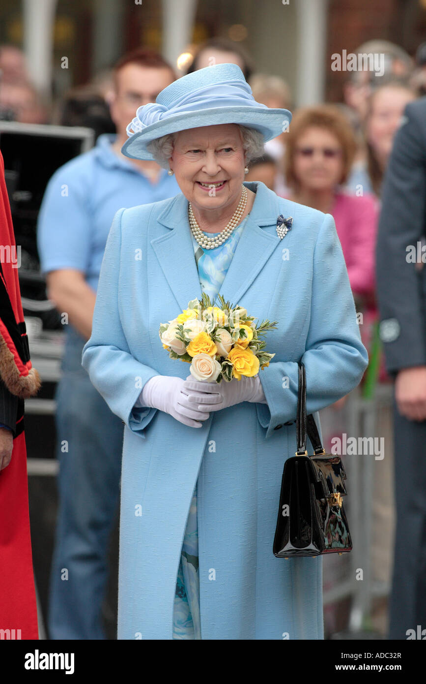 Königin gekleidet in blau Vist, Romsey, Magna Carter Charta der Hampshire Stadt erhalten Stockfoto