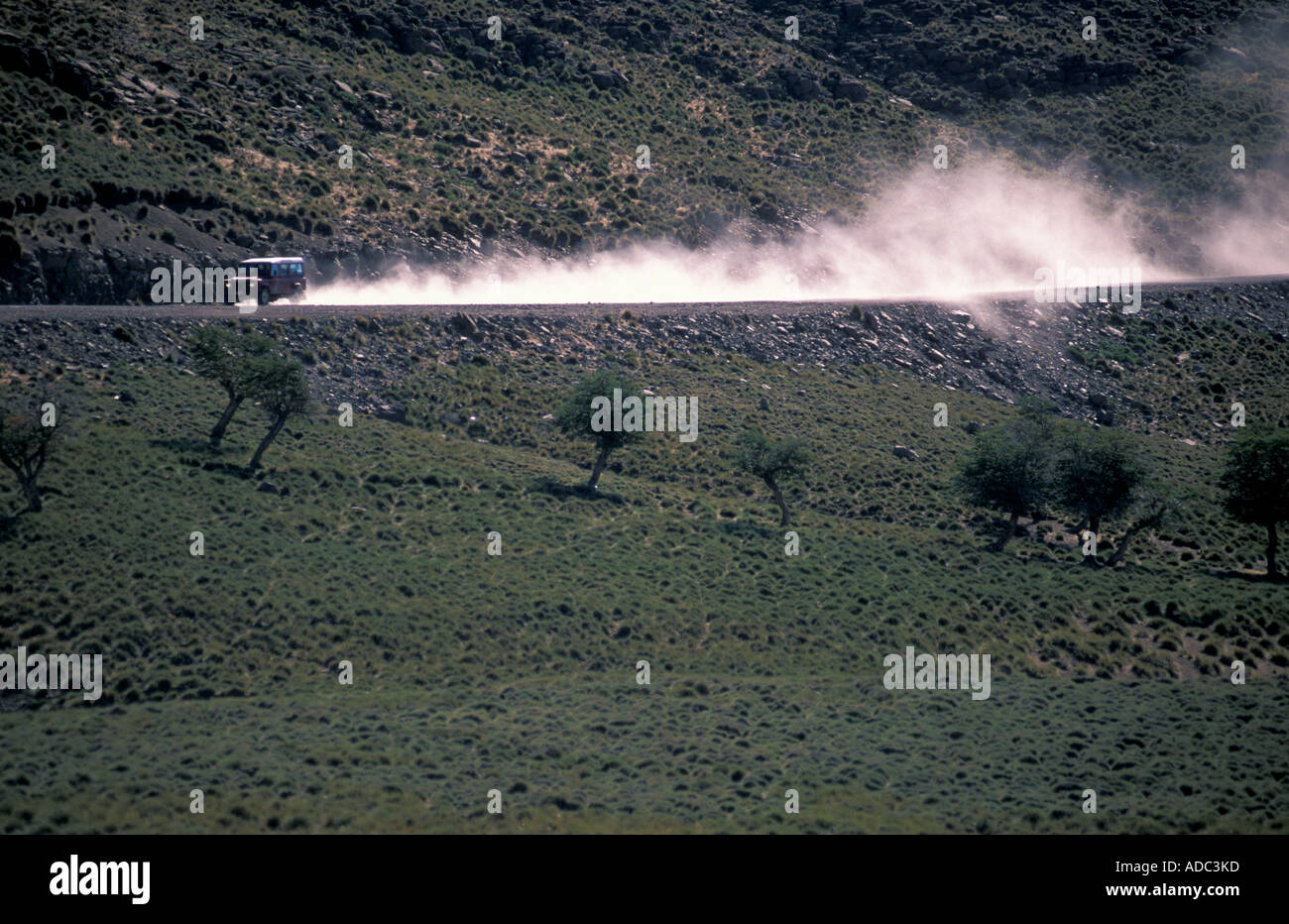 4 x 4 Fahrzeug auf Schotterstraße in Patagonien, Provinz Neuquén, Argentinien Stockfoto