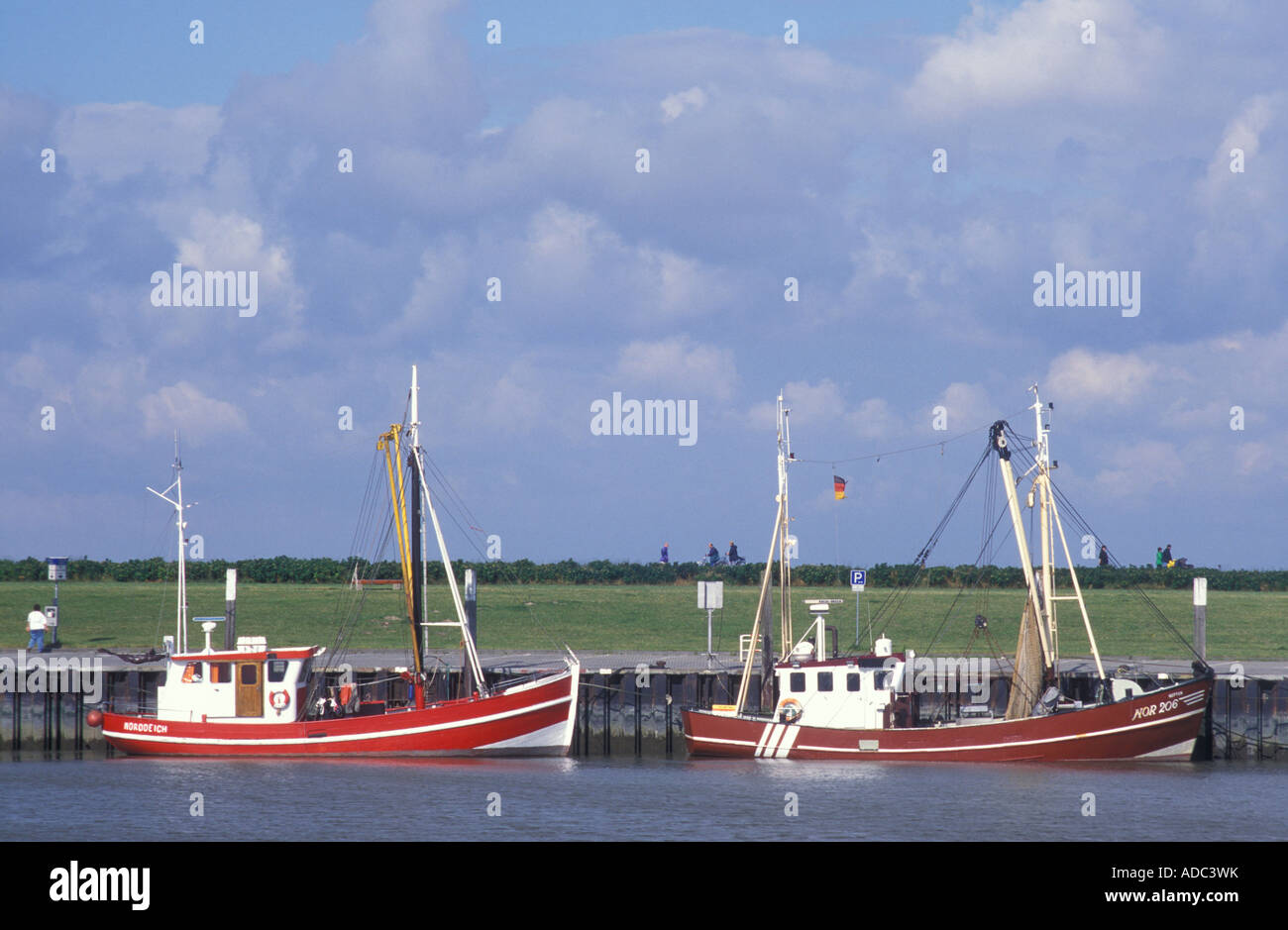 Trawler im Hafen von Norddeich Nordsee Küste Niedersachsen Deutschland Angeln Stockfoto