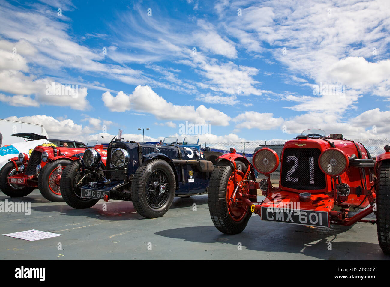 Schöne Reihe von auffällig Oldtimer Aston Martin Racing in Halle Zustand unter blauem Himmel. Stockfoto