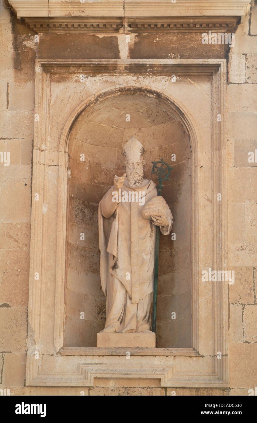 Statue auf der Vorderseite der Kathedrale Mariä Himmelfahrt der Jungfrau Maria in der Altstadt von Dubrovnik, Dalmatien, Kroatien. Stockfoto