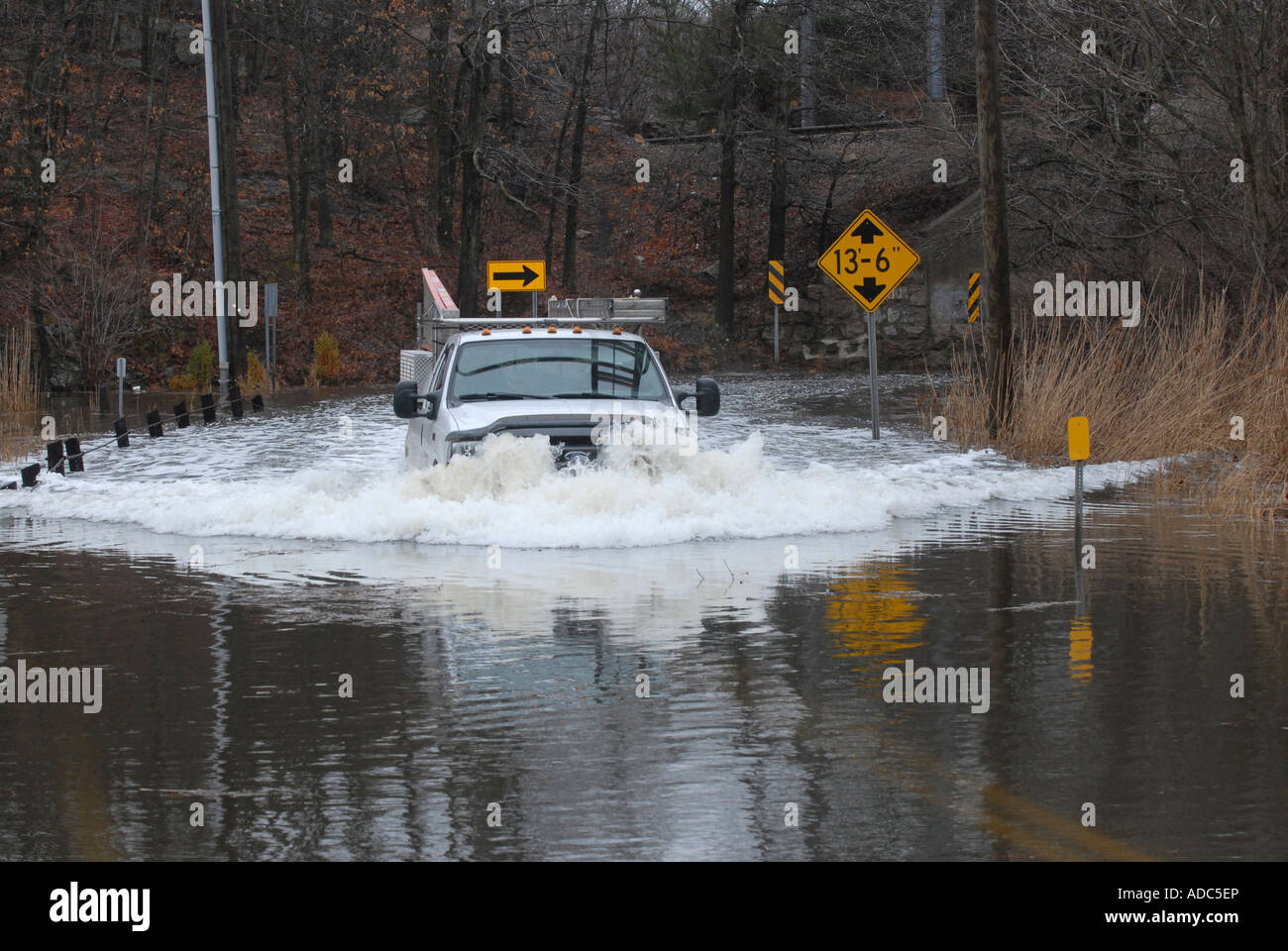 Pickup-Truck fährt durch überflutete Straße in Guilford Connecticut USA während einer massiven Gewitter Stockfoto