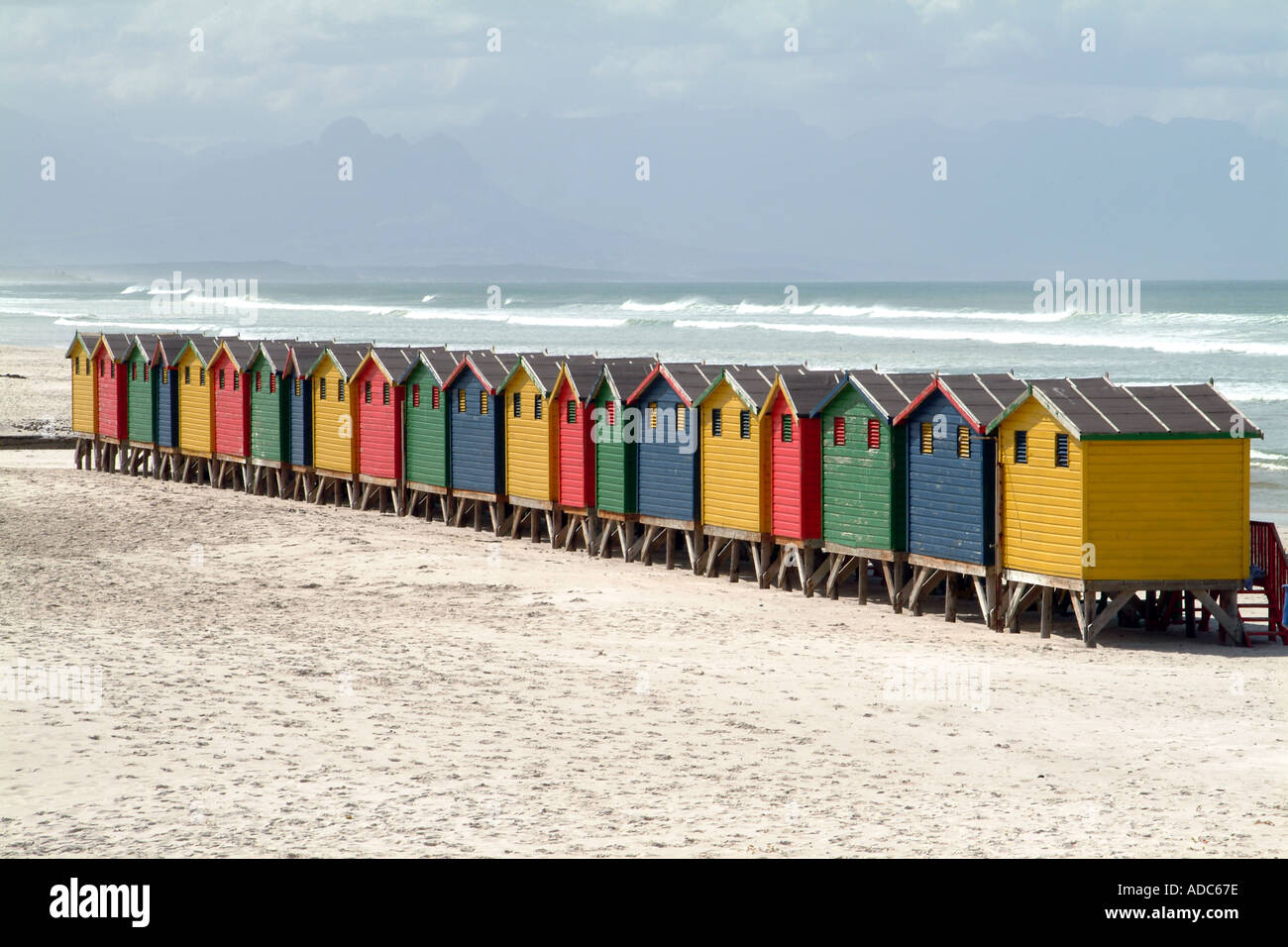 Farbige Strandhütten in Muizenberg bei Kapstadt Südafrika False Bay Stockfoto