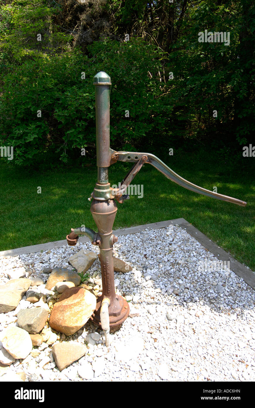 Alte Mode-Hand-Wasserpumpe Stockfoto