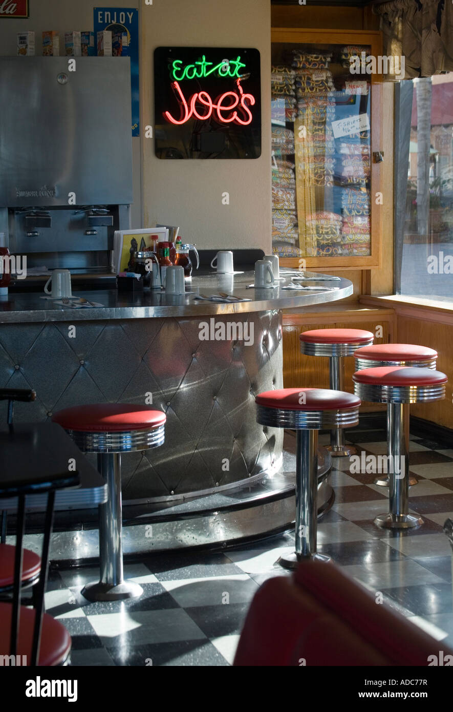 Ein klassisches Diner mit Chrom-Theke und rote Stühle erwartet die Öffnung der Wirtschaft für den Tag. Stockfoto