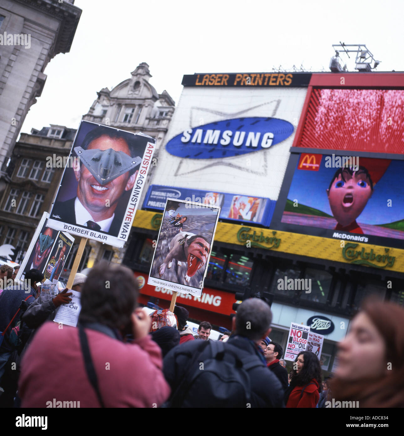 Tony Blair (Bomber Blair) und Bus Poster & Demonstranten die gegen den Irak Krieg Demonstration in Piccadilly Circus in London am 15. Februar 2003 KATHY DEWITT Stockfoto