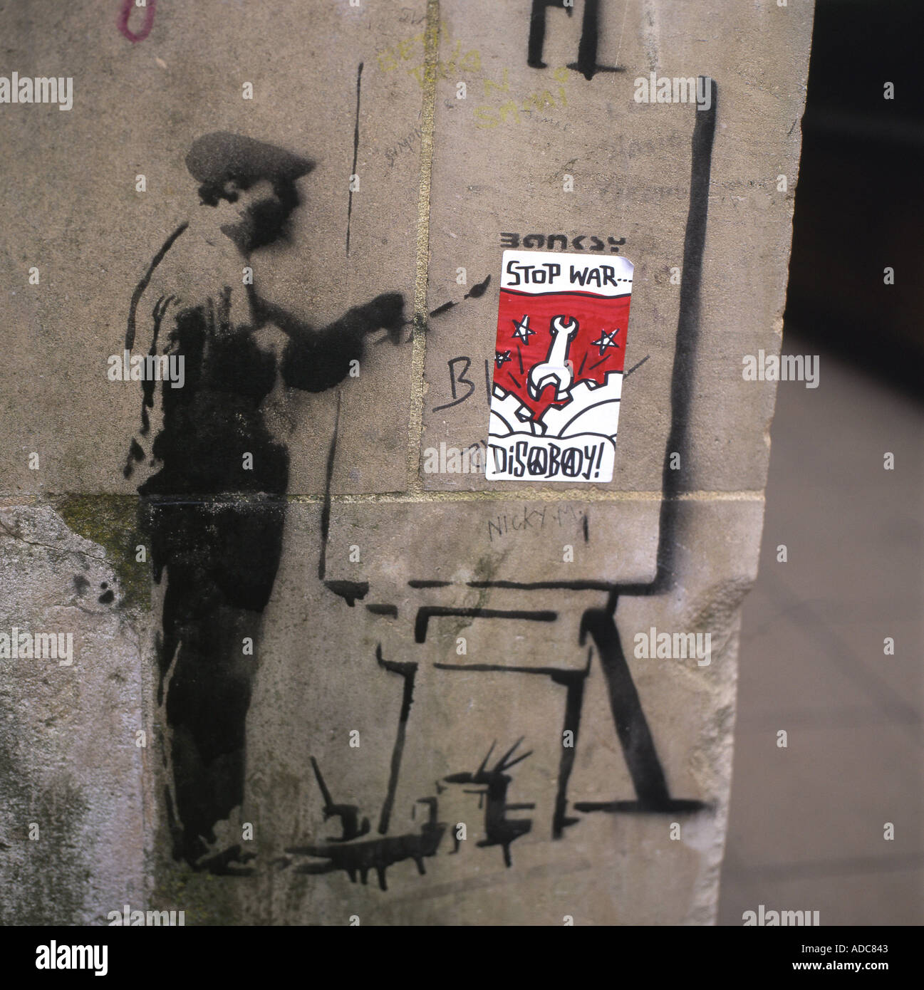 Nicht mehr Krieg Plakat geklebt auf Banksy Künstler Staffelei Schablone Southbank London, Februar 2003 Stockfoto