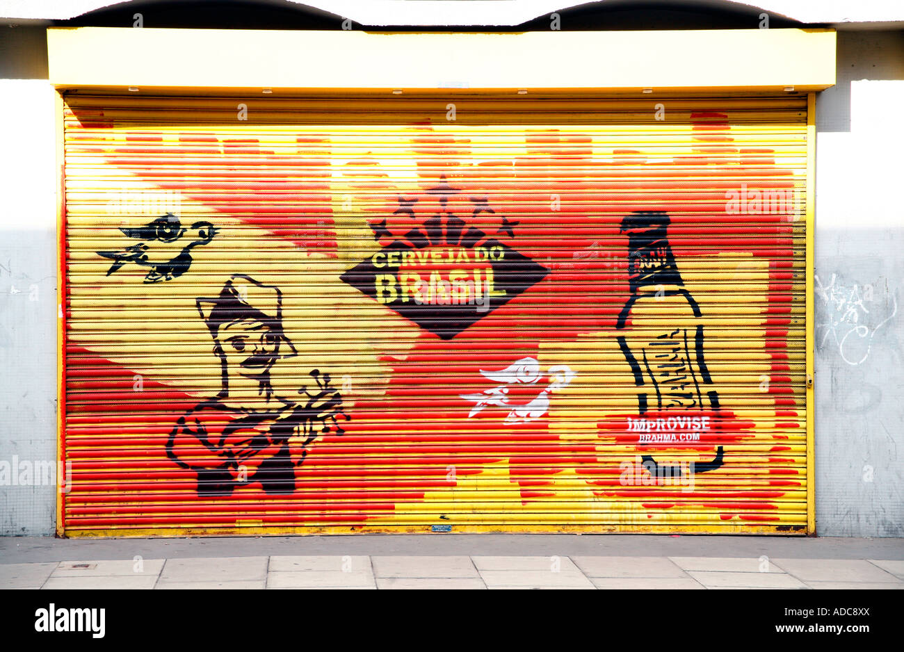 Shop-Auslöser gemalt mit Brahma Bier Werbung, Old Street, London Stockfoto