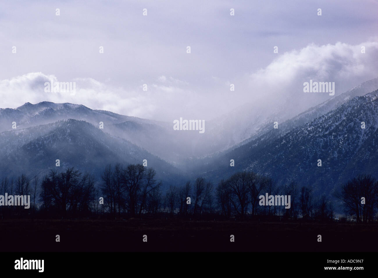 Sturm über die Berge der Sierra Nevada von Carson Valley Nevada aus gesehen Stockfoto