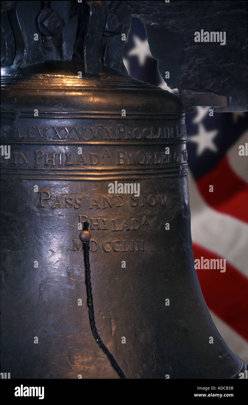 Liberty Bell mit amerikanischen Flagge, Philadelphia, USA Stockfoto