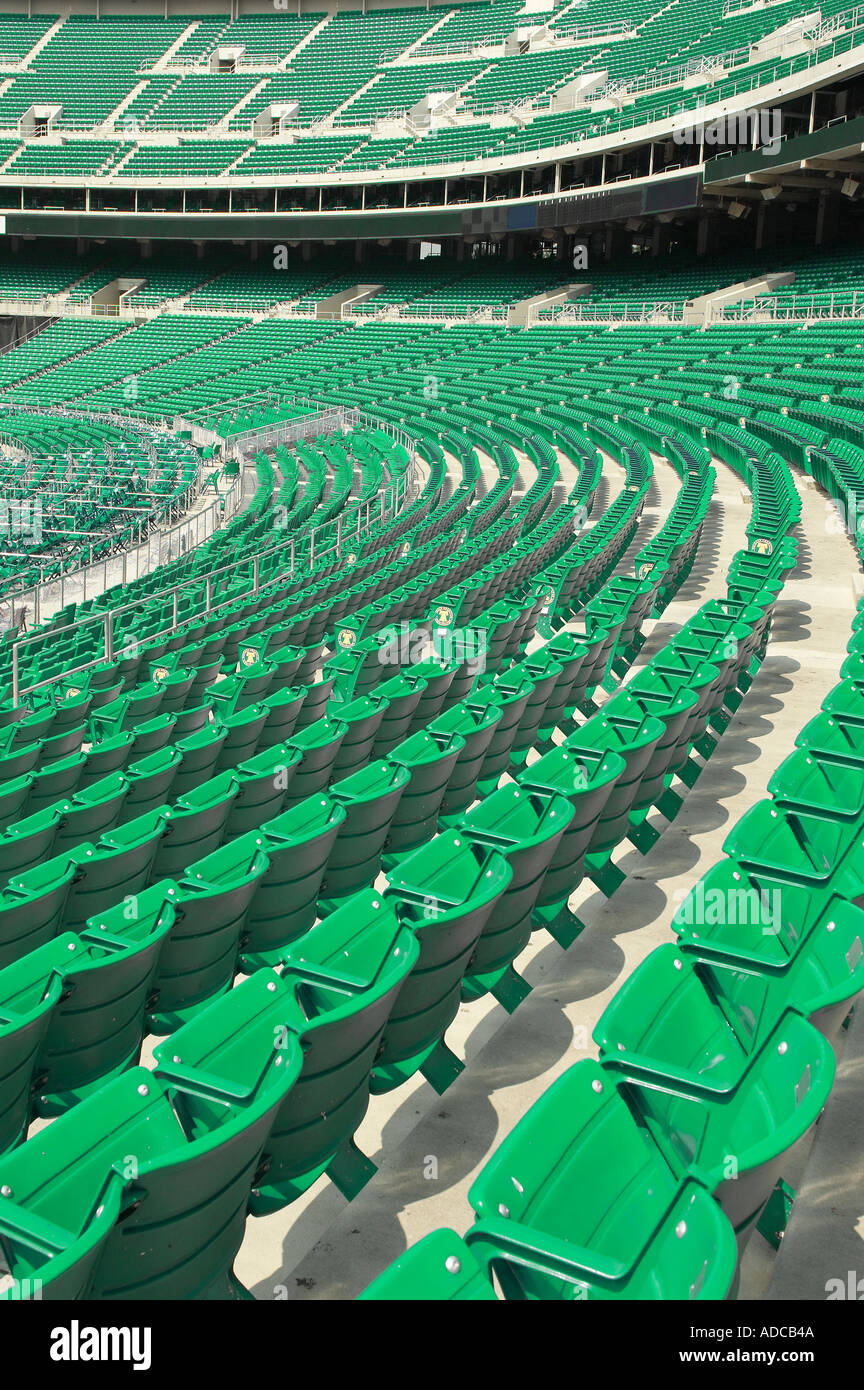 Leere Stadion mit grünen Sitze Stockfoto