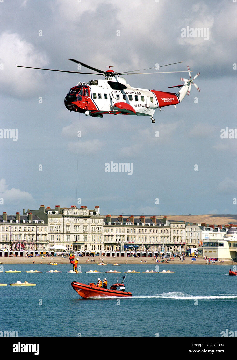 Küstenwache Hubschrauber und Rettungsboot retten Übung Stockfoto