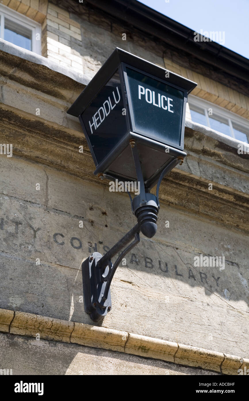 Klassische Laterne Heddlu Polizeistation melden in Walisisch und Englisch Blaenavon Wales UK Stockfoto