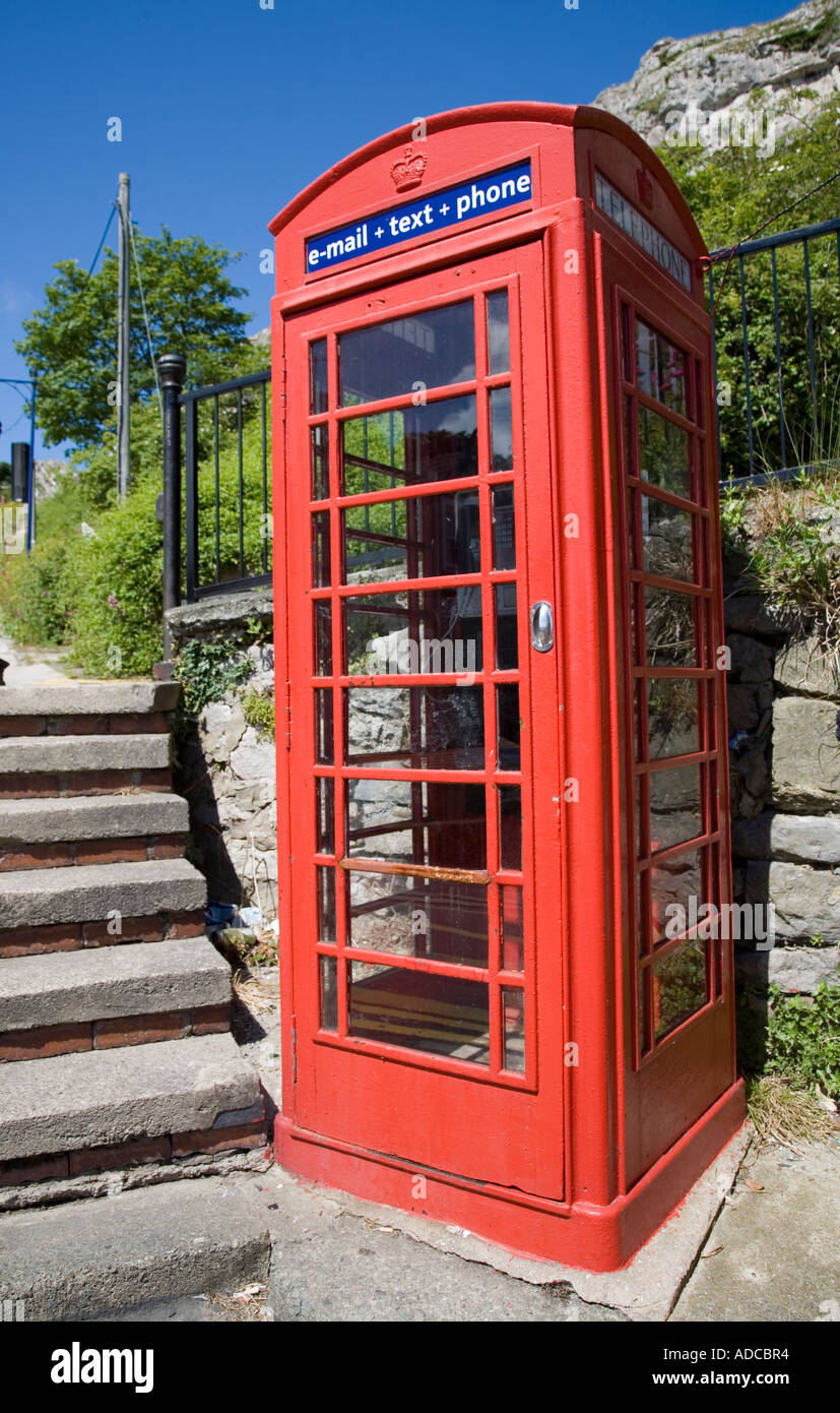 Traditionelle rote Telefonzelle mit e-Mail Text und Telefon-Diensten Llandudno Great Orme Wales UK aktiviert Stockfoto