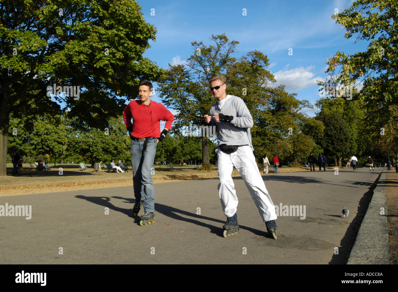 Junge Männer Rollerblading im Hyde Park, London England UK Stockfoto