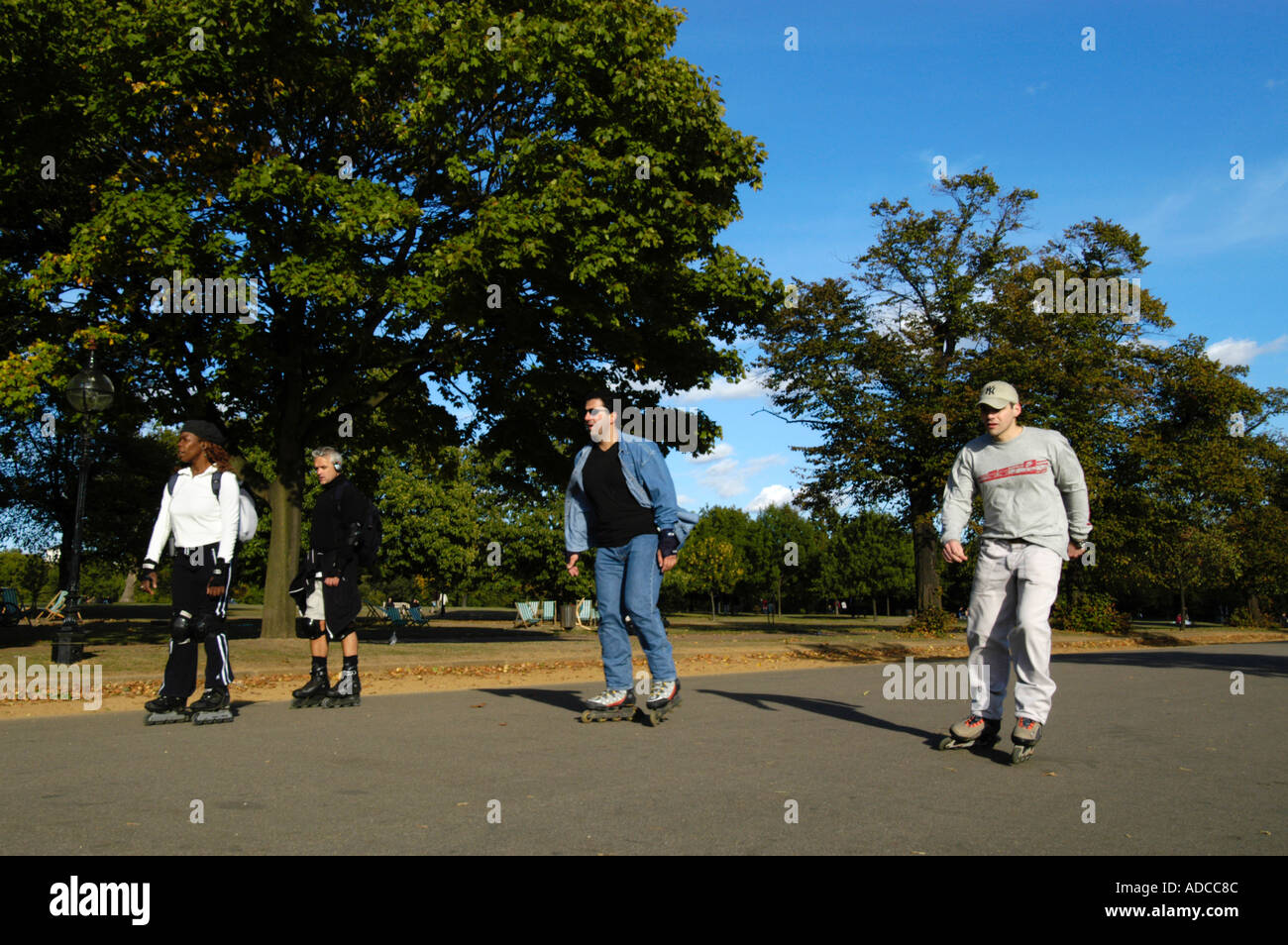 Junge Männer Inlineskating im Hyde Park London England UK Stockfoto