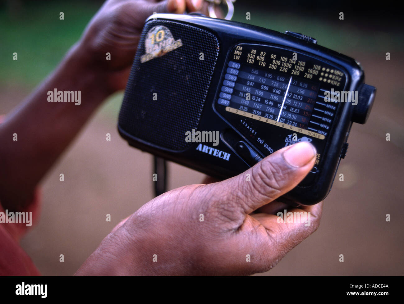 Mann hält ein Transistorradio, Côte d ' Ivoire Stockfoto