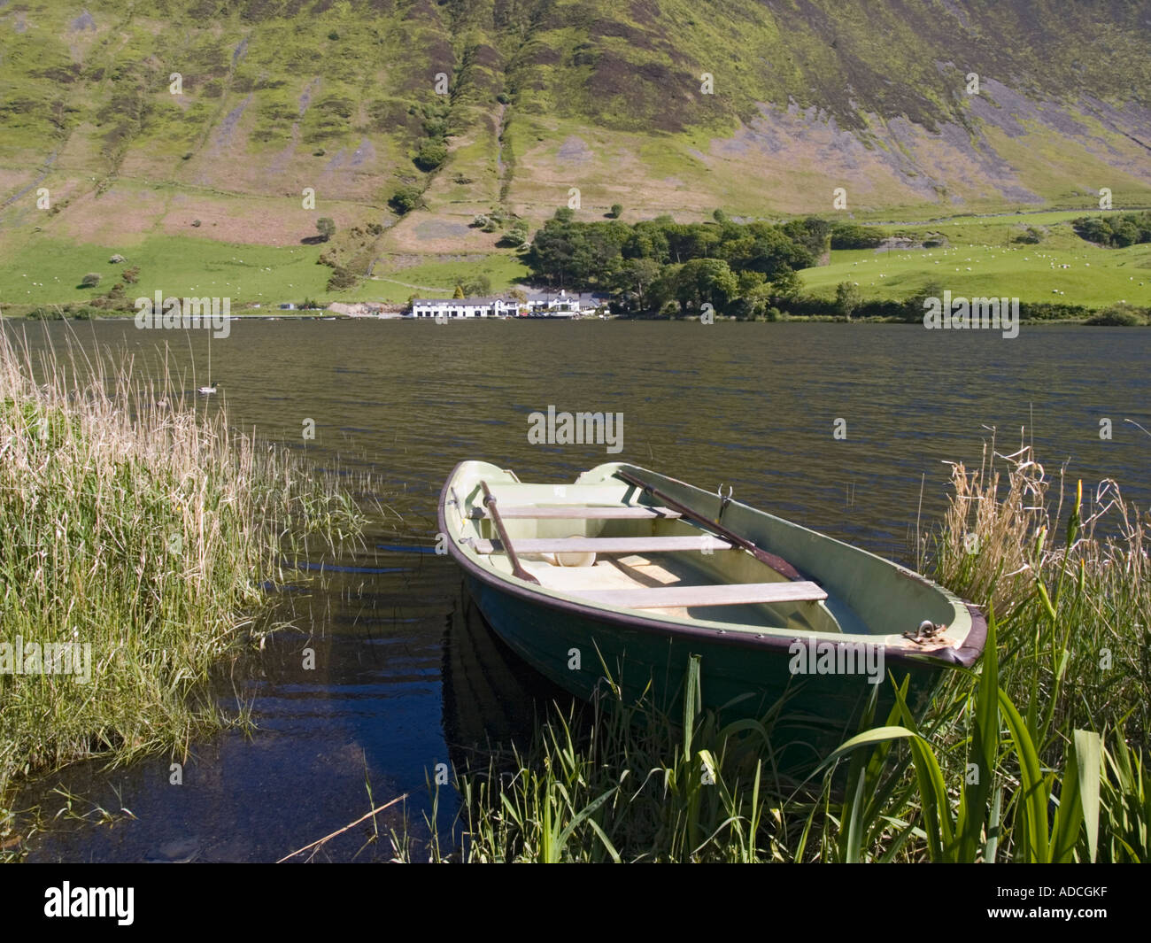 Vor Anker Boot und Blick über Tal-y-Llyn See in Snowdonia "National Park". Abergynolwyn Gwynedd Stockfoto