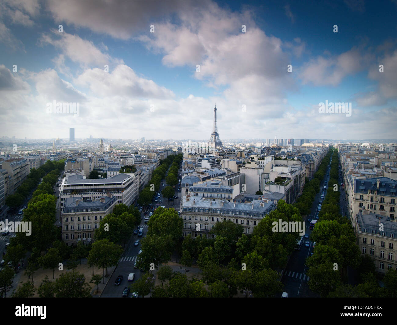 Blick über Paris Dächer mit breiten Boulevards und der berühmte Eiffelturm am Horizont Paris Frankreich Stockfoto