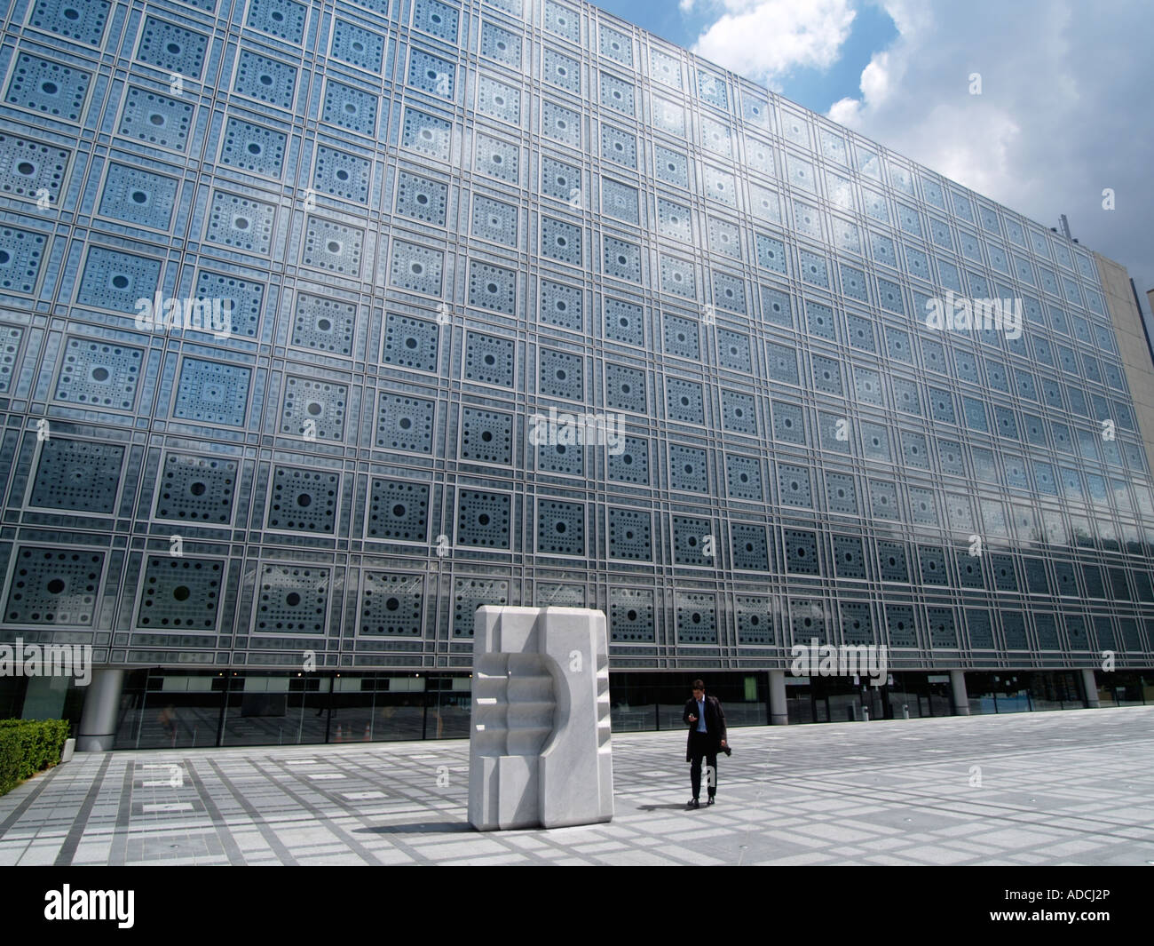 Die beeindruckende Fassade des IMA Institut du Monde Arabe von Architekt Jean Nouvel Paris Frankreich Stockfoto