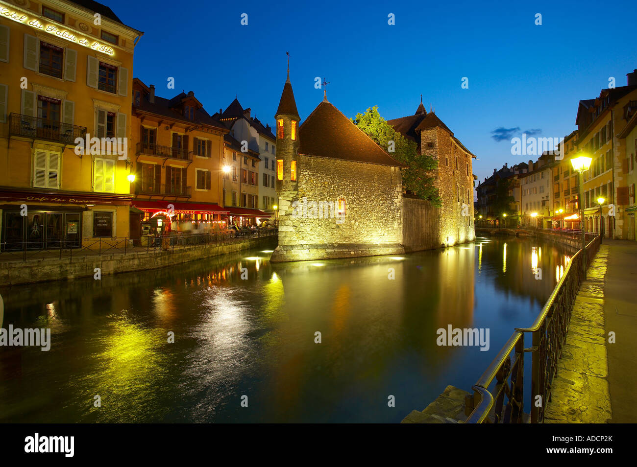 die Thiou Kanal und Palais de l Isle nachts Annecy Savoie Frankreich NR Stockfoto