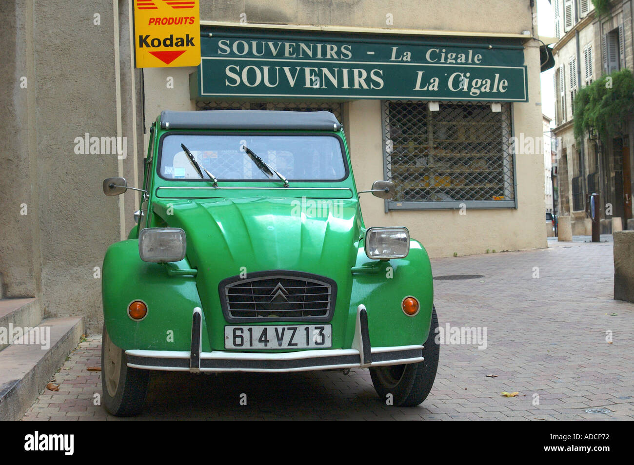 Französischen Citroen 2CV Auto auf der Straße in der Nähe von einem Shop in Frankreich Stockfoto