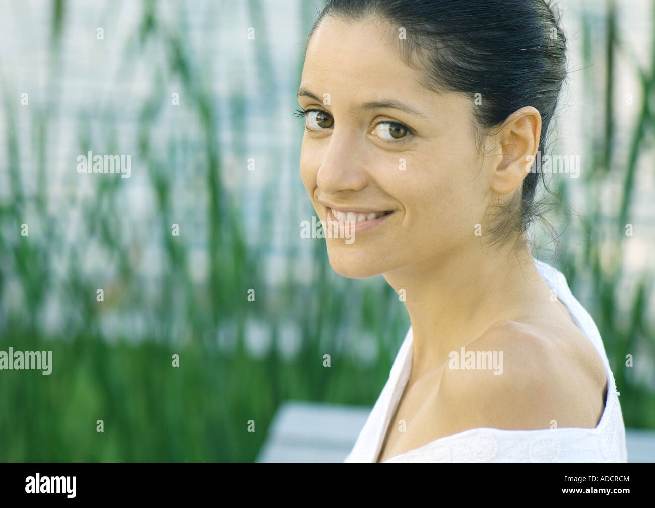 Frau mit Shirt Schulter lächelnd in die Kamera herunterfallen Stockfoto