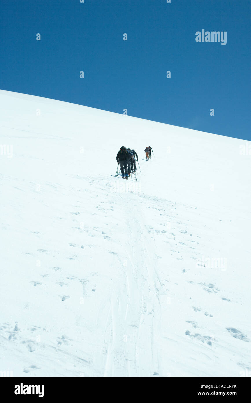 Skifahrer bergauf bewegen Stockfoto