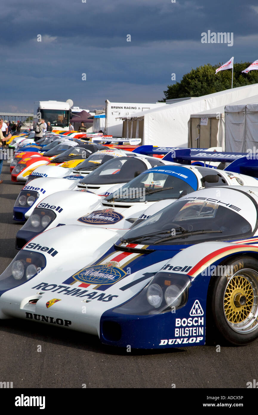 Lineup von klassischen Rothmans Porsche Rennen gewinnen Le Mans Autos Silverstone 2007 Stockfoto