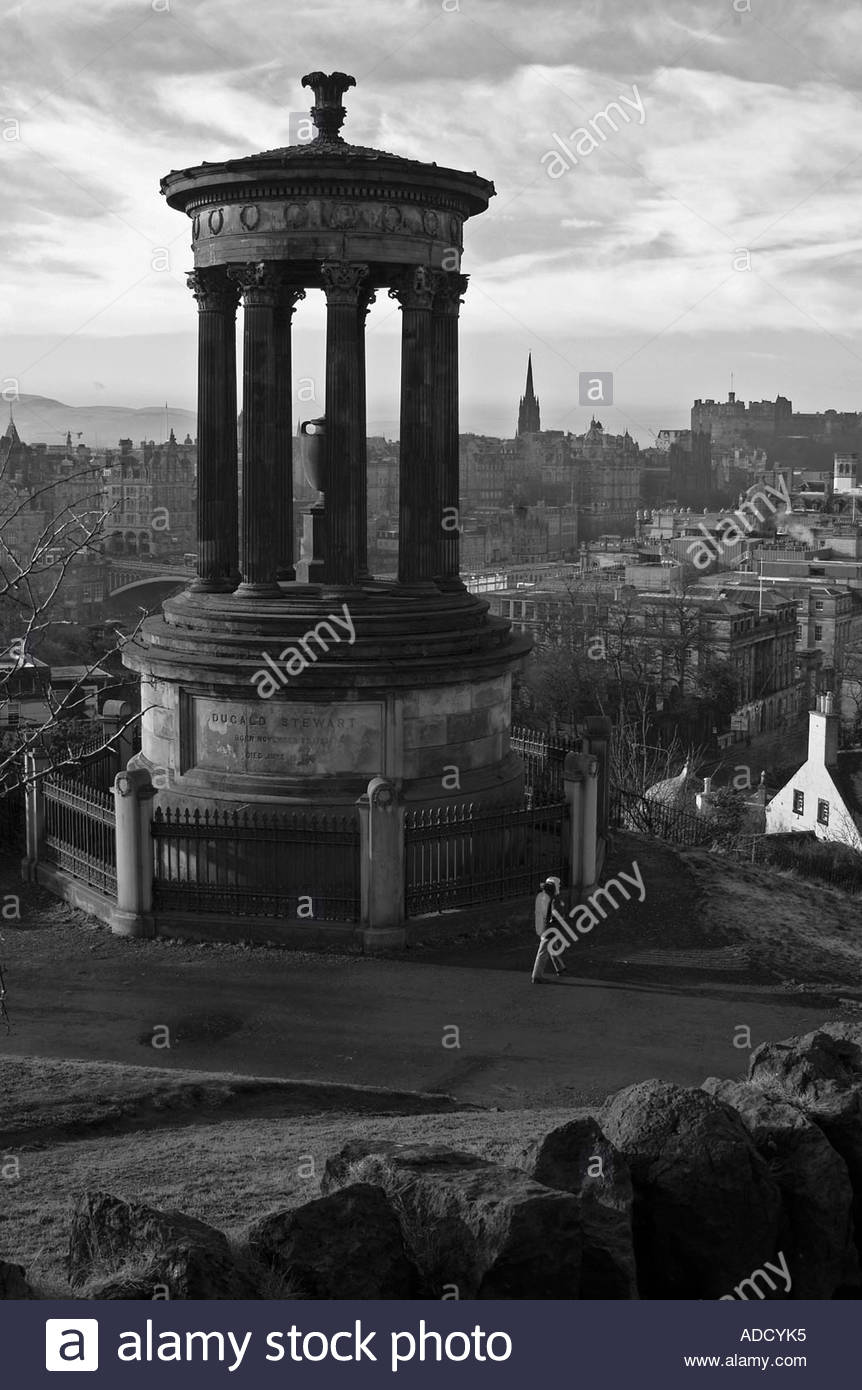 Dugald Stewart Monument in b + w vom Calton Hill, Edinburgh Schottland Stockfoto