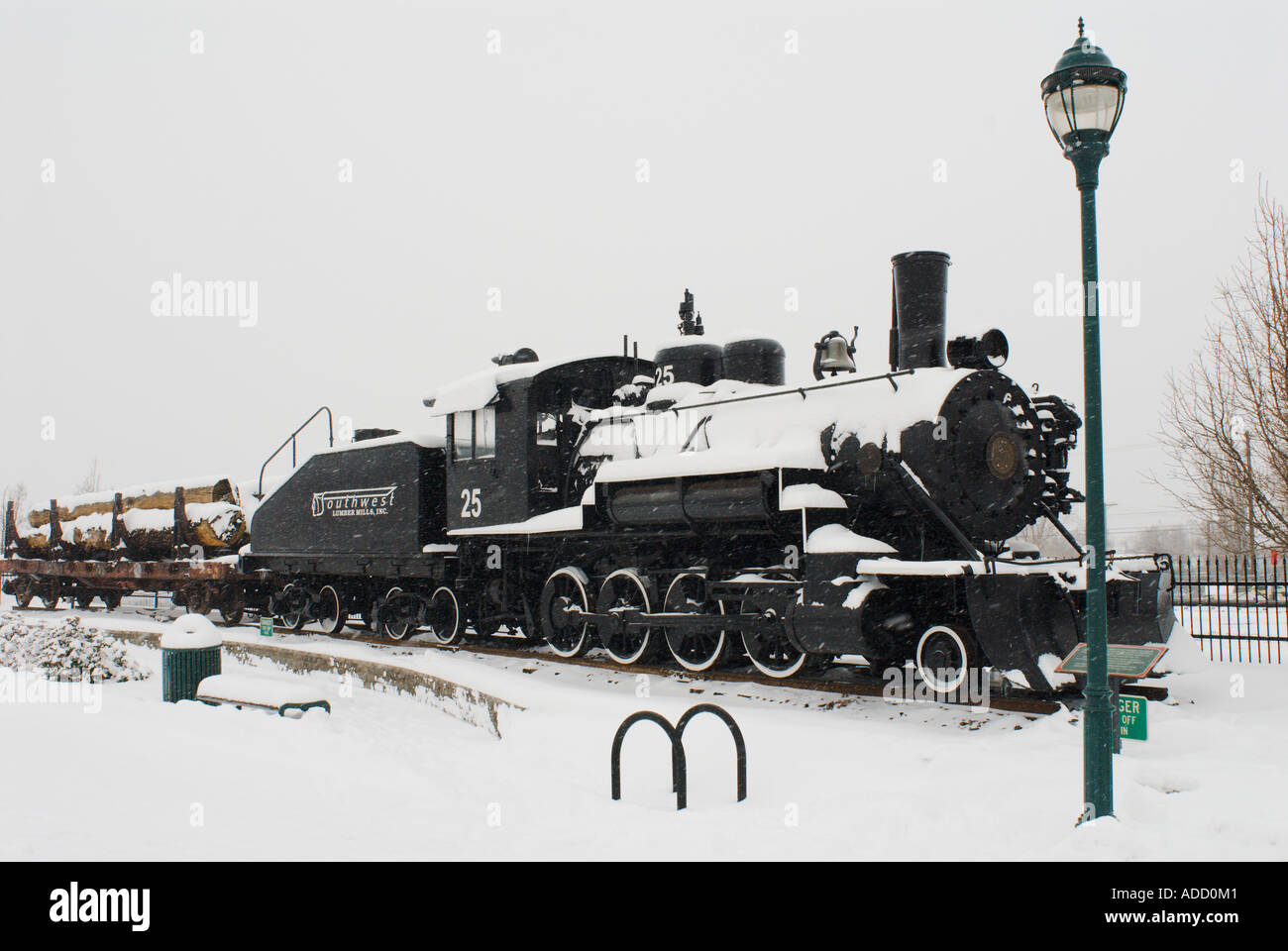 Baldwin Dampflok Nummer 25 in ein Winter-Schnee-Sturm in der Innenstadt von Flagstaff, Arizona Stockfoto