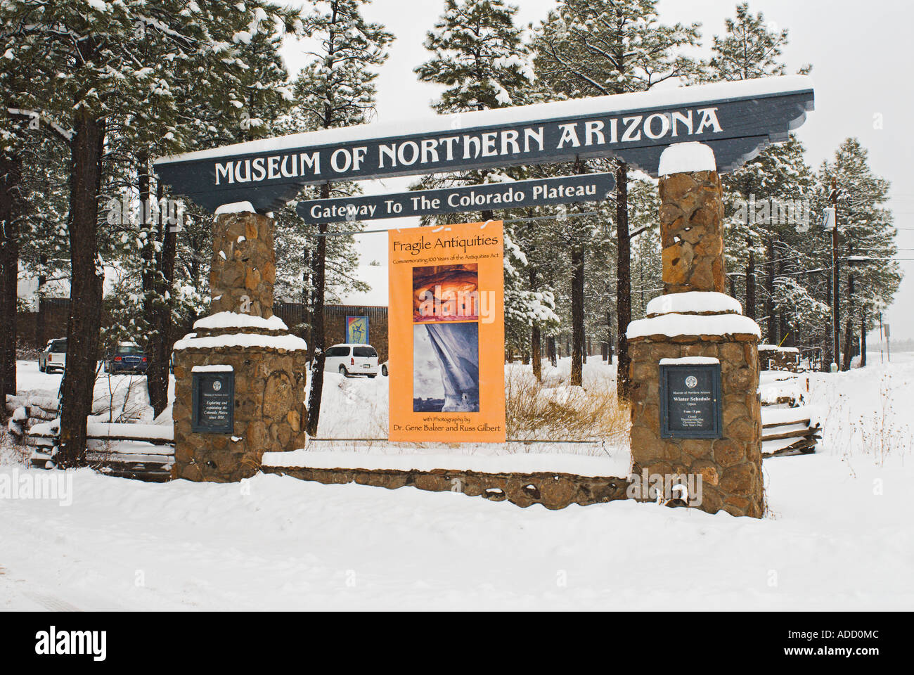 Ortseingangsschild, Museum of Northern Arizona in Flagstaff im Winterschnee Stockfoto