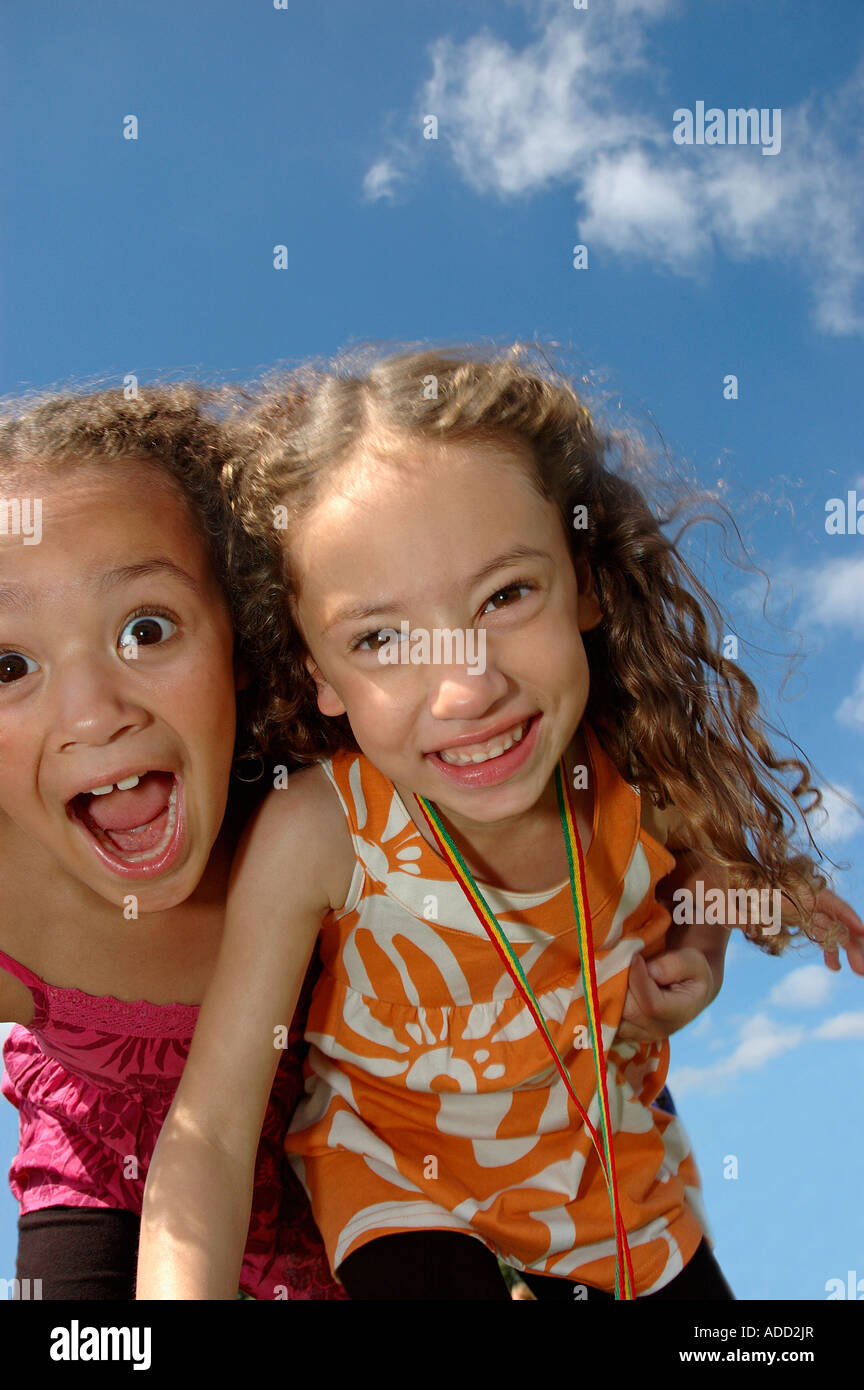 Gemischte Rassen Schwestern im Alter von 6 und 4 Stockfoto